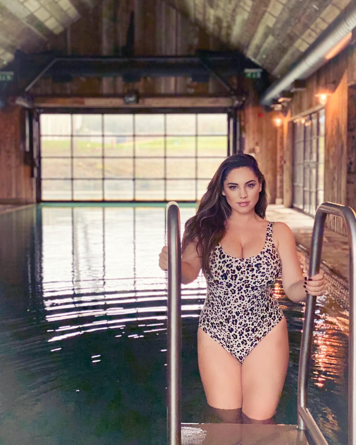 Scientific Study Reveals Kelly Brook, a 43-Year-Old, as the Epitome of Body Perfection 3